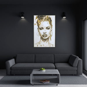 Modernes Wohnzimmer mit dem gerahmten Frauenporträt-Gemälde „Gold covered Beauty“ an einer schwarzen Wand. Das kontrastreiche Schwarz-Weiß-Wandbild mit glänzenden Goldakzenten hängt als dramatischer Blickfang über einem dunkelgrauen Ecksofa, flankiert von minimalistischen schwarzen Wandleuchten und abgerundet durch einen grauen Teppich sowie einen Beton-Couchtisch.
