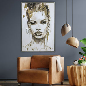 Modernes Wohnzimmer-Ambiente mit dem gerahmten Frauenporträt-Gemälde „Gold covered Beauty“ an einer dunkelgrauen Wand. Das Schwarz-Weiß-Kunstwerk mit Goldakzenten hängt über einem cognacbraunen Ledersessel. Daneben befinden sich stilvolle Holz-Pendelleuchten und ein rustikaler Beistelltisch für eine elegante Raumgestaltung.