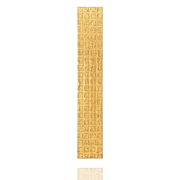 Ein goldenes, schmales Acrylgemälde welches wie eine römische Schrifttafel aussieht.