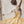 Detailaufnahme eines modernen Ballerina Gemäldes mit fühlbarer Struktur. Die Nahaufnahme zeigt die glänzende Goldoptik des Tutus und die dynamischen Pinselstriche der Balletttänzerin in Beige und Braun.