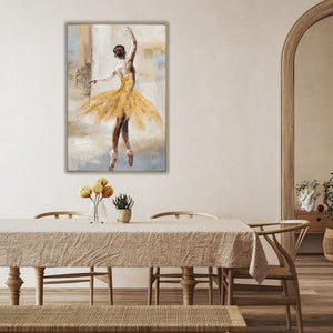 Elegantes Kunst-Wandbild einer Ballerina im goldenen Kleid, stilvoll dekoriert im Esszimmer. Gemütliches Raumambiente mit rustikalem Holztisch, Leinen-Tischdecke, Wiener-Geflecht-Möbeln und einem großen Rundbogen-Durchgang.