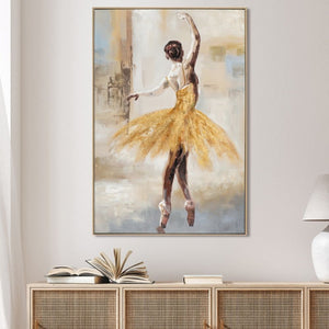 Modernes Kunst-Wandbild mit goldener Balletttänzerin über einem Sideboard im Wohnzimmer dekoriert. Stilvolles Ballerina-Gemälde in warmen Erdtönen und Goldoptik.