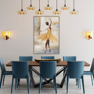Modernes Ballerina Gemälde in Gold über einem Esstisch mit blauen Stühlen im Esszimmer. Großes Wandbild einer tanzenden Balletttänzerin als stilvolle Wanddekoration für ein modernes Interieur.