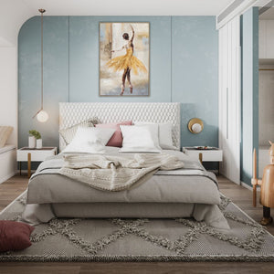 Modernes Ballerina Gemälde in Gold an einer blau-türkisen Wand im Schlafzimmer. Großes Wandbild einer Tänzerin über einem weißen Designer-Bett mit grauer Bettwäsche und stilvollen Nachttischen.