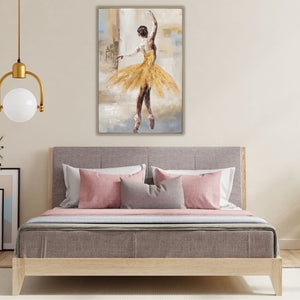 Großformatiges Gemälde mit tanzender Ballerina in Goldoptik, aufgehängt als Wandbild im modern eingerichteten Schlafzimmer.