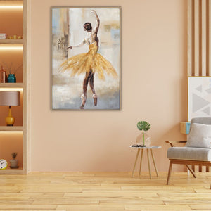 Modernes Ballerina Gemälde in Gold an einer beigen Wand. Großes Wandbild einer Tänzerin auf Spitze über einem hellen Holzboden, inszeniert neben einem grauen Sessel und einem kleinen Beistelltisch. Goldener Tanz.