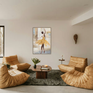 Modernes Ballerina Gemälde in Gold an einer weißen Wand im Wohnzimmer. Großes Kunst-Wandbild über einer Lounge-Sitzgruppe aus cognacfarbenen Ledersesseln und einem Holz-Couchtisch.