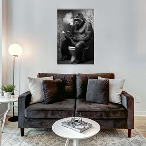 An der Wand hängt eine Kunstdruck auf Acrylglas. Dieser zeigt einen rauchenden Gorilla der mit einer Zeitung auf der Toilette sitzt.