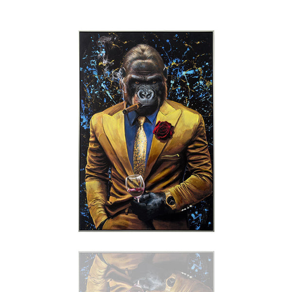 Das Gemälde zeigt einen kräftigen Gorilla in einem goldenen Anzug. Lässig raucht er eine Zigarre und hält eine Rotweinglas