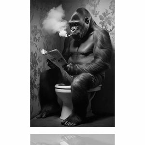 Auf einer Toilette sitzt ein Gorilla der eine Zigarette raucht und dabei die Zeitung liest.