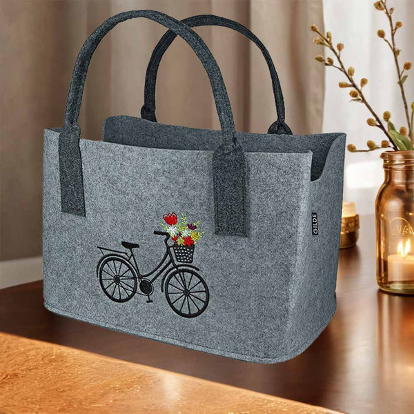 Eine leichte Filztasche mit Fahrradmotiv steht auf einem Tisch