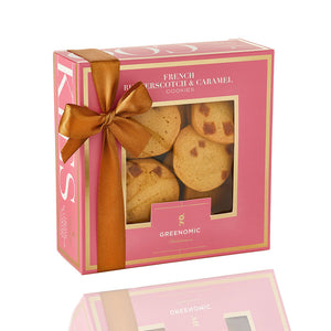 In einem schönen Geschenkkarton mit Schleife  werden die French Butterscotch & Caramel Cookies ausgeliefert und kommen so gut als Geschenkidee an.
