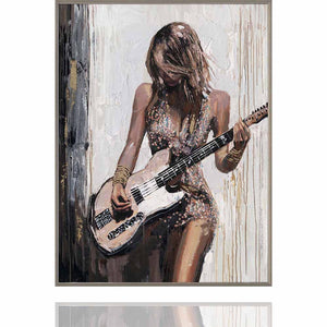 Auf der Bühne steht eine junge Frau mit einer E-Gitarre. Die Frau trägt ein Glitzerkleid und ist im Gitarrenspiel vertieft.