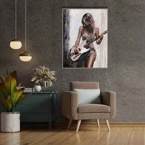 Eine Musikerin mit E-Gitarre steht auf der Bühne und performt. Das sieht man auf dem Acrylgemälde welches an einer dunklen Wand in einem Proberaum hängt.