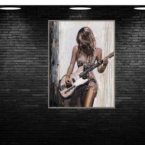 Eine Musikerin mit E-Gitarre ist auf der Bühne und ist im Gitarrenspiel vertieft. Das sieht man auf einem Acrylgemälde welches in einer Cocktailbar oder Musikproberaum an der dunklen wand hängt.