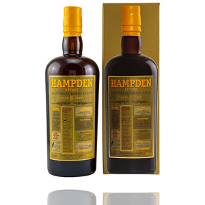 Hampden Estate Aged 8 Years steht auf der formschönen Flasche Rum die aus Jamaika stammt