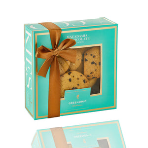 In dieser schicken Geschenkbox von Greenomic sind krosse Cookies mit Macadamia Nüssen und zarten Schokoladensplittern