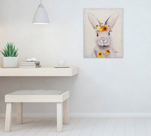 Acrylgemälde von einem Hasen mit bunten Blumen hängt an einer Wand in der Küche.