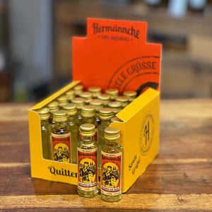 Auf der Theke steht die kleine Hermännche Shot Box gefüllt mit dem leckeren Quittenlikör aus dem Bergischen Land