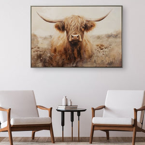 Großformatiges Wandbild eines Highland-Rind-Gemäldes mit Rahmen im modernen Wohnzimmer über zwei weißen Designer-Sesseln als stilvolle Wanddekoration im rustikalen Landhausstil.