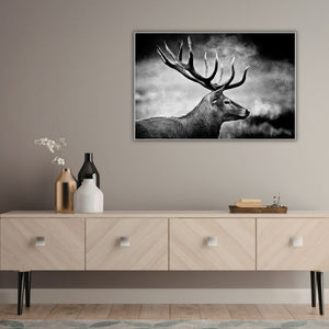 Modernes Hirsch Bild in Schwarz-Weiß als Wandbild über einem hellen Holz-Sideboard im Wohnzimmer. Stilvolle Naturfotografie im Querformat, kombiniert mit minimalistischer Dekoration und Vasen für eine moderne Raumgestaltung.