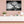 Das schwarz-weiße Hirsch-Motiv im Querformat bildet einen modernen Kontrast an einer pastell-rosa Wand, dekoriert mit Vasen, Deko-Vögeln und einer runden Design-Lampe auf einer weißen Kommode.