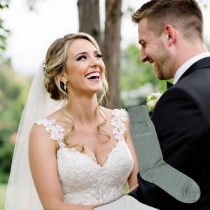 Die Socken für den Bräutigam mit der Aufschrift Just Maried in der Farbe grün  bringen die Augen der Braut zum leuchten.