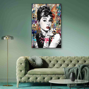 Gemälde von Audrey Hepburn ist an einer grünen Wand über einem grünen Sofa.