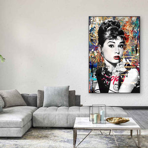 Stilikone und Schauspielerin Audrey Hepburn als Acrylgemälde an einer weißen Wand