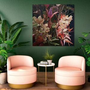 Das Gemälde "Hübsche Blumen" aus Acryl ist ein wahrer Genuss für die Augen. Die rosa Blüten mit grünen Highlights erstrahlen auf einem kontrastreichen schwarzen Hintergrund. Das Blumengemälde hängt an einer grünen Wand mit rosefarbenen Sesseln.