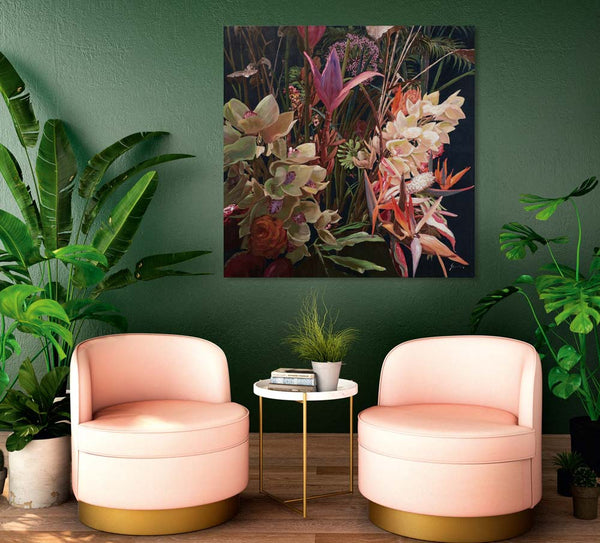 Das Gemälde "Hübsche Blumen" aus Acryl ist ein wahrer Genuss für die Augen. Die rosa Blüten mit grünen Highlights erstrahlen auf einem kontrastreichen schwarzen Hintergrund. Das Blumengemälde hängt an einer grünen Wand mit rosefarbenen Sesseln.