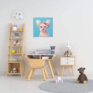 In einem Kinderzimmer hängt an der Wank ein Bild von einem kleinen weißen Hund. Das Hündchen sieht flauschig aus und es trägt eine Brille und eine Schleife in der Farbe Pink