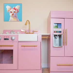 In einer Küche in der Farbe Pink hängt eine Hunde Gemälde von einem kleinen weißen Hündchen mit einer pinkfarbenen Schleife im Haar.