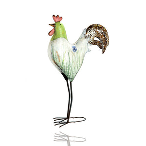 Dieser Deko Hahn hat die Farben grün und weiß. Auf dem Körper ist eine Blumenwiese gemalt. Der stolze Hahn trägt einen roten Kamm und hat einen goldfarbenen Schwanz.