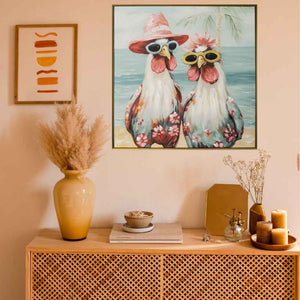 Acrylbild passend zu Rattanmöbeln. Chicks in the caribbean heisst das Gemälde und zeigt zwei Hühner am Strand mit Hawaiihemden.