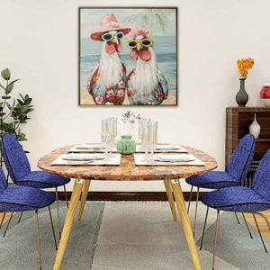 In einem Esszimmer hängt ein Bild von einem Huhn und Hahn in Hawaiihemden am karibischen Strand. Das Gemälde hat einen Rahmen.