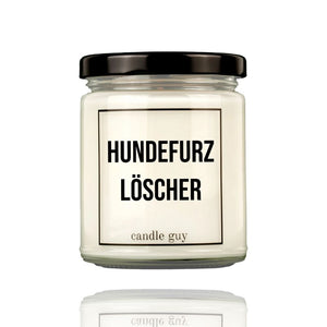 Auf einer Duftkerze im Glas steht Hundefurz Löscher, Candle Guy