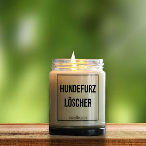 Die Duftkerze mit der Aufschrift Hundefurz Löscher kommt bei Hundebesitzern wirklich gut an