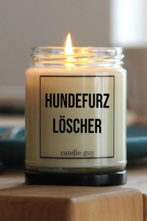 Die Duftkerze im las von Candle Guy trägt die Aufschrift Hundefurz Löscher.