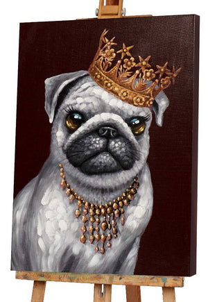 Der Mops mit goldener glitzender Krone und Collier schaut treu vom Acrylgemälde herunter.