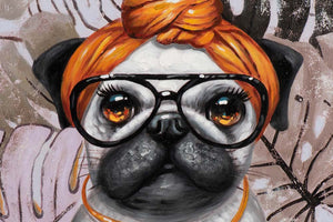Der Mops trägt eine übergroße Brille auf der Schnauze. Somit wirken seine Augen noch größer. Das Acrylgemälde von ImageLand wirkt auch durch seine abgestimmten Farben.