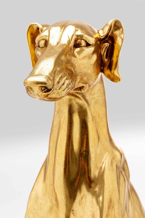 Eine goldfarbene Skulptur eines sitzenden Windhunds von KARE.. Ausdrucksstarke goldfarbene Skulptur eines Windhundes oder Greyhound der gerne als Türwächter in Hoteleingängen, Restaurants, edlen Büroräumen Wache hält. Toller Blickfang für die gehobene Gastronomie.