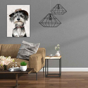 An einer grauen wand hängt ein Bild von einem grauen Schnauzer. Die beliebte Hunderasse ist sehr lebendig und steht für so manches Abenteuer.