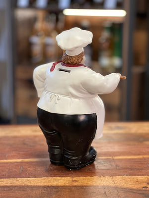 Spardose Koch Luigi steht in einem Restaurant auf der Theke. Die schöne handbemalte Dekofigur ist ideal als Trinkgeldsammler.