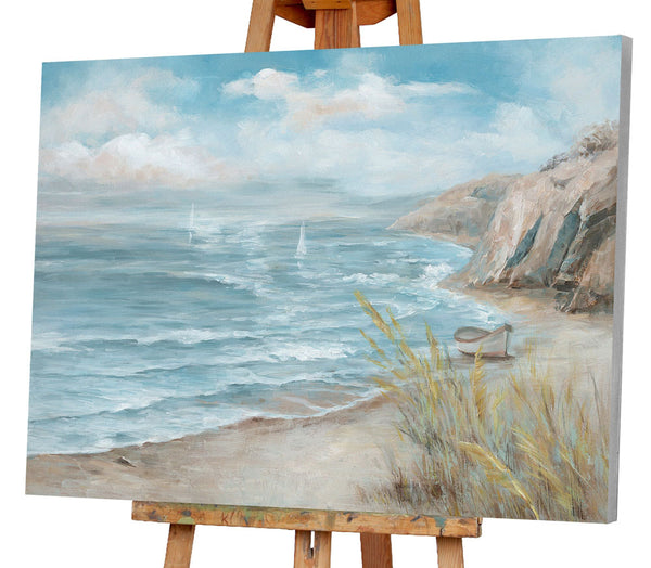 Das Gemälde einer wunderschönen Küstenlandschaft steht auf einer Staffelei aus Holz.