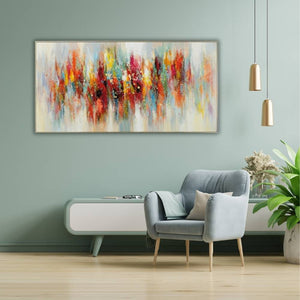 An der hellgrünen wand hängt ein abstraktes Acrylgemälde in den Farben Rot und grün. Das Gemälde heißt irisierende Spiegelung und ist in einem Rahmen.