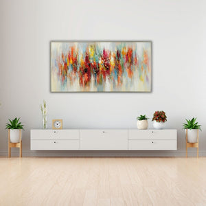 An einer weißen Wand über dem Sideboard hängt ein modernes abstraktes Acrylgemälde mit dem namen "Irisierende Spiegelung.