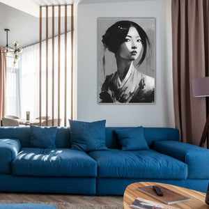 Eine Japanerin im Kimono schaut von einem gerahmten Kunstdruck in einer Wohnung im Japan Style