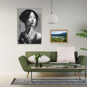Japanische Frau im Kimono gerahmter Kunstdruck an einer Wand über dem Sofa. Das Bild heißt Asia Girl