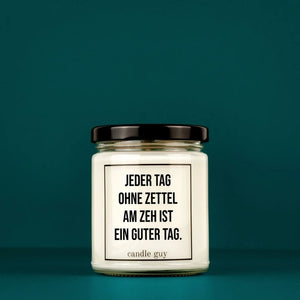 Jeder Tag ohne Zettel am Zeh ist ein guter Tag steht auf einer Duftkerze die in einem Glas mit Deckel ist.